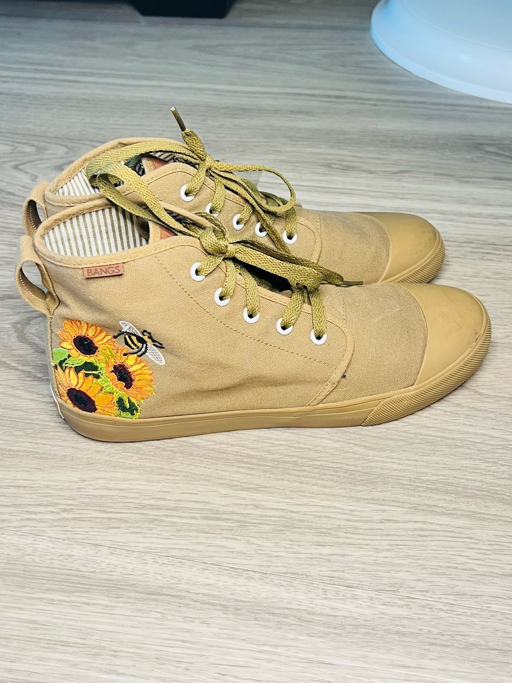 Bangs Olive Green Old Pine Sunflower & Bees High Top Sneakers Sz 9.5